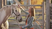 Amy (Amber Marshall) arbeitet mit Lisas verwöhnter Andalusierstute