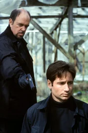 Bremer (Michael MacRae,l.) und Fox Mulder (David Duchovny,r.).