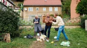 Uwe Gomolka (Hilmar Eichhorn, M.) versucht den Streit von Martha Siemers (Christa Rockstroh, l.) und Ingo Koschwitz (Markus Gertken, r.) zu schlichten.