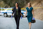 Ein Mann wird mitten in der Nacht tot neben seinem Auto aufgefunden. Jane Rizzoli (Angie Harmon) und Maura Isles (Sasha Alexander, r.) sind auf dem Weg zum Tatort.