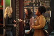 Um bei der Bar-Tour an Troys Geburtstag dabei sein zu können, besorgt sich Annie (Alison Brie, M.)  einen gefälschten Ausweis - Britta (Gillian Jacobs, l.) und Shirley (Yvette Nicole Brown, r.) sind gespannt, wie lange das gut geht ...