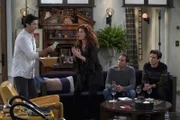 'Will & Grace', 'Nur nicht stecken bleiben.' Nach einem gemeinsam verbrachten Spiele-Abend ziehen sich Will und Grace mit ihren jeweiligen Partnern in ihre Schlafzimmer zurück. Die kuschelige Idylle wird jäh unterbrochen, als sowohl McCoy als auch Noah ihnen eröffnen, zusammenziehen zu wollen. Im ersten Schock benutzen sich Will und Grace gegenseitig als Ausrede, um dem Dilemma zu entkommen. Jack steckt wegen eines Schneesturms im Fahrstuhl während die in ihrem Büro festsitzende Karen mit einer neuen Bekanntschaft einen lustigen Abend verbringt. Im Bild (v.li.): David Schwimmer (Noah Broader), Debra Messing (Grace Adler), Eric McCormack (Will Truman), Matt Bomer (McCoy Whitman).