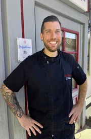 Andreas Schmidt fühlte sich in seinem gelernten Bürojob nicht wohl, entschied sich eine Ausbildung zum Koch zu machen und den Familienbetrieb, das Gasthaus "Zum Niddrtal", zu übernehmen.; hr-fernsehen KOCHSTORIES: DAS DORFGASTHAUS IM VOGELSBERG, Ein Film von Mathias Münch, am Sonntag (22.09.24) um 19:00 Uhr und am Dienstag (24.09.24) um 21:45 Uhr. Andreas Schmidt fühlte sich in seinem gelernten Bürojob nicht wohl, entschied sich eine Ausbildung zum Koch zu machen und den Familienbetrieb, das Gasthaus "Zum Niddrtal", zu übernehmen. © HR, honorarfrei - Verwendung gemäß der AGB im engen inhaltlichen, redaktionellen Zusammenhang mit genannter HR-Sendung bei Nennung "Bild: HR" (S2). HR/Pressestelle, Tel: 069/155-4954