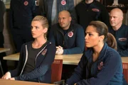 Kara Killmer als Sylvie Brett, Monica Raymund als Gabriela Dawson