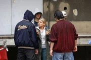 Anna (Jeanette Biedermann, M.) ist schutzlos einer Gang ausgeliefert ...