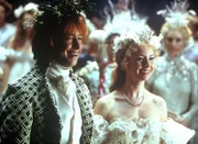 Bekommt die Liebe zwischen Kobold Mickey (Daniel Betts, li.) und der Schlossfeenprinzessin Jessica (Caroline Carver) eine Chance?