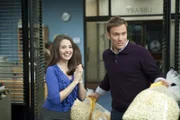 Annie (Alison Brie, l.) hat sich in den Ferien Hals über Kopf in Rich (Greg Cromer, r.) verknallt und schlägt ihn für die Lerngruppe vor. Jeff gefällt das gar nicht ...