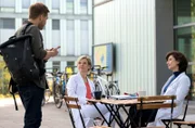 Mikko Rantala (Luan Gummich, l.) steht unter Druck und sucht Rat bei Dr. Globisch (Andrea Kathrin Loewig, 2.v.r.) und Prof. Dr. Patzelt (Marijam Agischewa, r.).