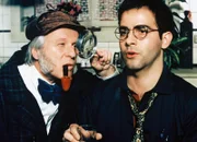 Hans Meier (Walter Andreas Müller, l.), der für den Theaterverein gerade die Rolle des Sherlock Holmes einstudiert, glaubt, Indizien dafür gefunden zu haben, dass mit Bruno Caduff (Beat Marti) offenbar etwas nicht in Ordnung ist.