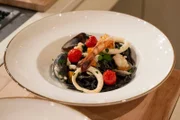 +++ Die Verwendung des sendungsbezogenen Materials ist nur mit dem Hinweis und Verlinkung auf RTL+ gestattet. +++ Daniel Bürger: Schwarze Tagliatelle "frutti di mare"  6,42 €