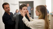 Im Krankenhaus erkundigt sich ein junger Mann nach der Frau aus Brenners Haus. Woher weiß er von ihr? Die Ermittler, wie Sven Herzog (Michael Härle, l.) haben alle Informationen zu dem Fall geheim gehalten. Ist Mike (Joel Basmann, M.) der Einbrecher? Als die Polizei ihn festnimmt, erlebt sie eine Überraschung: Tanja Malewski (Rebecca Rudolpf, r.) geht auf ihn zu und streicht ihm zärtlich über die Wange.