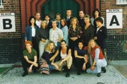 Vorne Ana Fonell, Anette Frier, Katy Karrenbauer, Tanya Neufeldt, Kristiane Kupfer. Mi. Cheryl Shepard, Christine Schuberth, Barbara Freier, Katja Strobel, Isabella Schmid, Christiane Reiff und Heidi Weigelt. Hinten Dirk Mierau, Claudia Loerding, Judith von Radetzky, Thomas Engel, Egon Hofmann und Franziska Matthus.