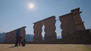 Peru - Albert Lin und Amelia Perez Trujillo stehen vor einem Denkmal in Raqchi.