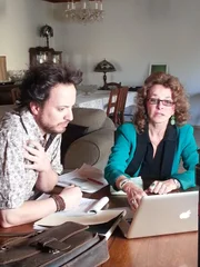 Die Enthüllungsjournalistin Linda Moulton (r.) Howe zeigt Giorgio (l.), dass das Design des Roswell-Felsens identisch mit dem eines Kornkreises ist.