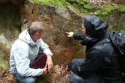 Josh Gates (r.)