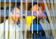 Ein Raubüberfall in einem Juwelierladen hinterlässt blutige Spuren. Danny (Scott Caan, l.) und Steve (Alex O'Loughlin, r.) ermitteln, um den Täter zu fassen ...
