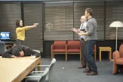 Bei Jeffs (Joel McHale, r.) großer Inszenierung für Dekan Pelton (Jim Rash, 2.v.r.) beginnen Wahn und Wirklichkeit immer mehr zu verschwimmen. Welche Rolle spielt Annie (Alison Brie, l.)? Und wer ist der ominöse Professor Professorson?