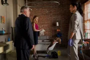 Eine männliche Leiche (Darsteller unbekannt) wird in einer mit Eiswasser gefüllten Badewanne gefunden. Maura Isles (Sasha Alexander), Jane Rizzoli (Angie Harmon, r.) und Det. Vince Korsak (Bruce McGill) schauen sich den Tatort genauer an.