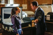 Zu denken, bei Nora (Ana Nogueira, l.) einen Vorteil zu haben, nur weil er sie früher als Zeugin vernommen hat, war ein Fehler. Jetzt muss Danny (Donnie Wahlberg, r.) damit umgehen, dass sie verärgert ist und erst recht nicht mit ihm sprechen will ...