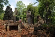 Ein kambodschanischer Junge blickt auf den Tempel Prasat Chen im Tempelgebiet Koh Ker in der Provinz Preah Vihear