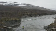 Albert Lin beim Überqueren einer Seilbrücke in Norwegen.
