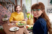 Mary und Aaron essen zusammen.