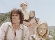 Charles (Michael Landon, l.), Caroline (Karen Grassle, 2.v.l.), Mary (Melissa Sue Anderson, r.) und Laura (Melissa Gilbert, 2.v.r.) machen sich große Sorgen um Carrie.