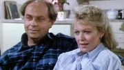 Der Mann des Jahres Patty (Deborah Benson) und Wayne (Robert David Hall) sehen die Nachrichten an. Der Mann des Jahres Patty (Deborah Benson) und Wayne (Robert David Hall) sehen die Nachrichten an.
