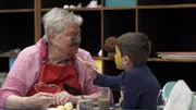 Berti (l.) und Miraz haben sichtlich Spaß beim Schminken.