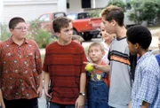 Reese (Justin Berfield, 2.v.r.) erklärt Dewey (Erik Per Sullivan, mi.), Malcolm (Frankie Muniz, 2.v.l.) und den anderen das Spiel, das er sich ausgedacht hat.