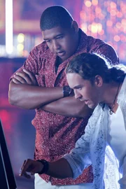 Walter (Omar Miller, l.) und Dave (Wes Ramsey) und Ryan sichten die Aufzeichnung des Roller-Derbys, um herauszufinden, wer es auf Connie abgesehen hat.