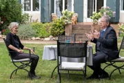 Der Staatsanwalt und die Mutter des Toten im Garten: Hedi Kriegeskotte als Ilse Dittmann, Rainer Hunold als Bernd Reuther