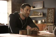 Ryan Eggold (Tom Keen).