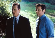 Doggett (Robert Patrick, l.) und Mulder (David Duchovny, r.) haben großen Sorgen, weil Scully wegen Komplikationen ins Krankenhaus eingeliefert wurde.