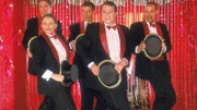 (v.l.) Bertram (Christian Goost), Nikola (Mariele Millowitsch), Carsten (Norbert Conrads), Tim (Oliver Reinhardt) und Addi (Michael Willwert) singen und tanzen zu "Auf der schwäbschen Eisenbahne...".