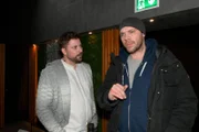 Erik (Patrick Heinrich, r.) erklärt John (Felix von Jascheroff), dass er sicher ist, die Typen in die Flucht geschlagen zu haben.