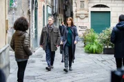 Yolanda (Cristina Parku, li.) liefert Petra Delicato (Paola Cortellesi) und ihrem Kollegen Antonio Monte (Andrea Pennacchi) wichtige Informationen.