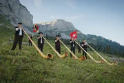 Das Berner Oberland Alpwirtschaft und Alphörner Alphornbläser unter dem Hohgant