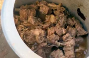 Im Amazonas-Regenwald bereitet Thierry ein Gericht namens Pekari zu: Zunächst wird das Fleisch vom Nabelschwein mariniert, dann lange angebraten und zuletzt mit Beilagen serviert.