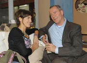 Während Pia (Isabell Horn) sich über den Besuch ihres Vater Claus Koch (Peter Zimmermann) freut, ist ihre Schwester Verena völlig überfordert von dessen Auftauchen.