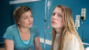 Brenners Frau Tanja Malewski (Rebecca Rudolph, r.), die in einer Klinik ärztlich betreut wird, kann den Ermittlern, wie Katrin Börensen (Claudia Schmutzler, l.), nicht weiterhelfen. Obwohl ihr der Einbrecher zumindest körperlich nichts getan hat, ist sie völlig aufgelöst, stammelt nur, sie wolle nach Hause.