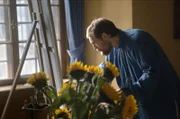 In seinem Zimmer in Arles malt Vincent van Gogh (Jakob Tögel) die berühmten "Sonnenblumen".