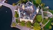 In Mecklenburg-Vorpommern ist der Himmel weiter als sonst. Das sieht man von der Erde aus am besten. Um zu zeigen, wie schön das nordöstlichste Bundesland tatsächlich ist, ist ein Filmteam des NDR in die Luft gegangen. Atemberaubende Bilder von Orten, die man zu kennen glaubt. -- Schloss Schwerin – Ein Glanzpunkt im Herzen Mecklenburg-Vorpommerns