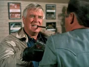 Hannibal (George Peppard, li.) drückt Kincaid (Barry Corbin, re.) die Pistole auf die Brust...