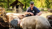 Der Mutschenhof im Spreewalddorf Lehde wird bereits in fünfter Generation von der Familie Kilka bewirtschaftet. Seit 2009 führt Sebastian Kilka den Hof mit viel Leidenschaft. Und auf dem Müggelsee liegt viel Arbeit vor Andreas Thamm und seiner Tochter Maria. Sie ist eine der jüngsten Fischerinnen überhaupt und die einzige in Berlin. Bald soll sie den Betrieb ganz übernehmen. - Sebastian Kilka.