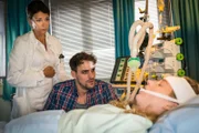 Jasmin (Gerit Kling, l.) lässt Julius (Marc Barthel, M.) zu seiner Frau Anja (Sophia Vogel, r.), damit er Abschied nehmen kann.