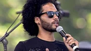 Manwell Reyes, Saenger und Rapper bei Group 1 Crew