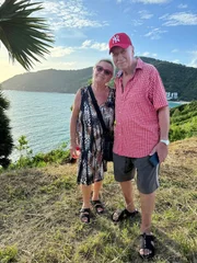 Das Ehepaar Geli und Ingo verbringt seinen Lebensabend in Thailand. Sie leben weniger als zwei Kilometer vom Strand entfernt.