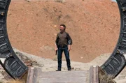 Rushs (Robert Carlyle) Freundin wird vom Luzianer Simeon (Robert Knepper) umgebracht. Foto: © Carole Segal/Syfy © Tele München Fernseh GmbH. © 2009 MGM GLOBAL HOLDINGS INC. ALL RIGHTS RESERVED.