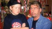 Horst (Frank Vockroth, r.) wird ganz sentimental, als er sieht, dass Markus (Marius Theobald) das Wohnzimmer zu einem Fan-Block umdekoriert hat. Das findet Markus wiederum ziemlich weibisch, was Horst etwas peinlich ist.